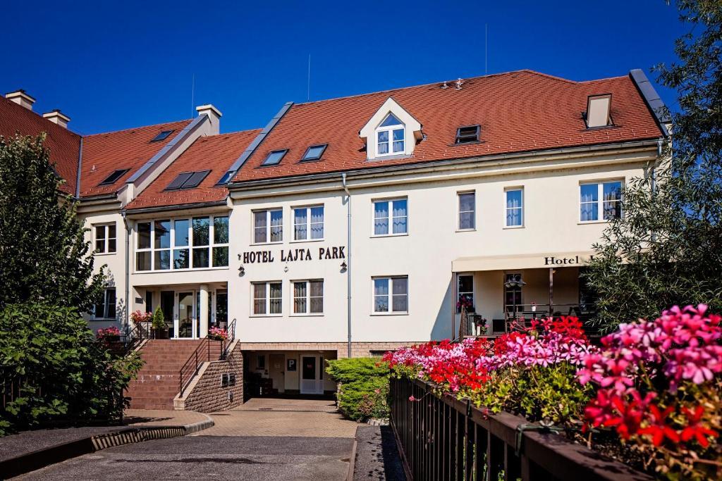 Hotel Lajta Park Мошонмадяровар Екстер'єр фото