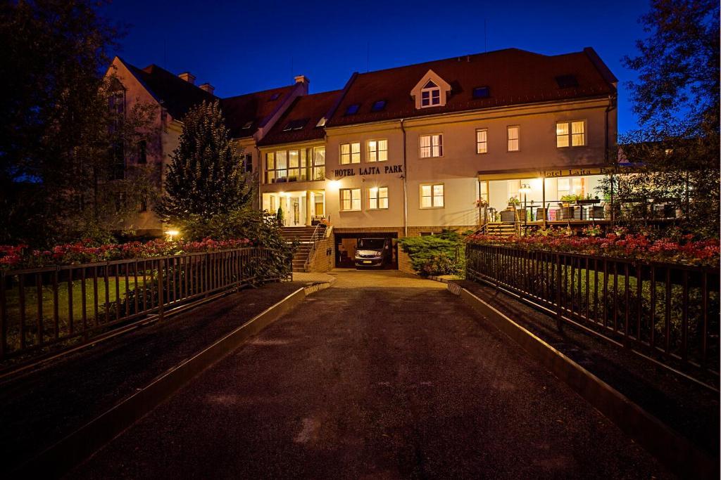 Hotel Lajta Park Мошонмадяровар Екстер'єр фото