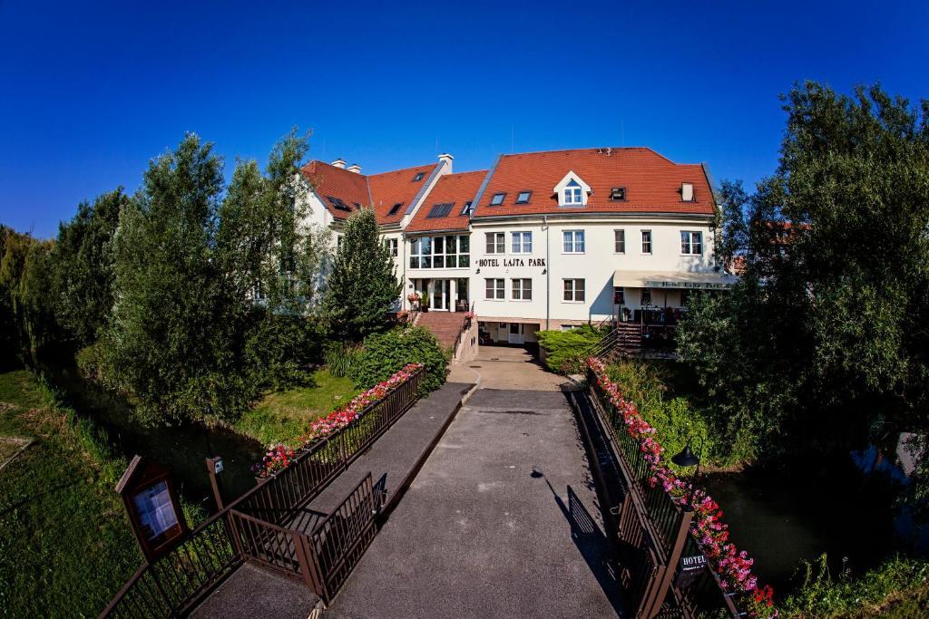 Hotel Lajta Park Мошонмадяровар Екстер'єр фото